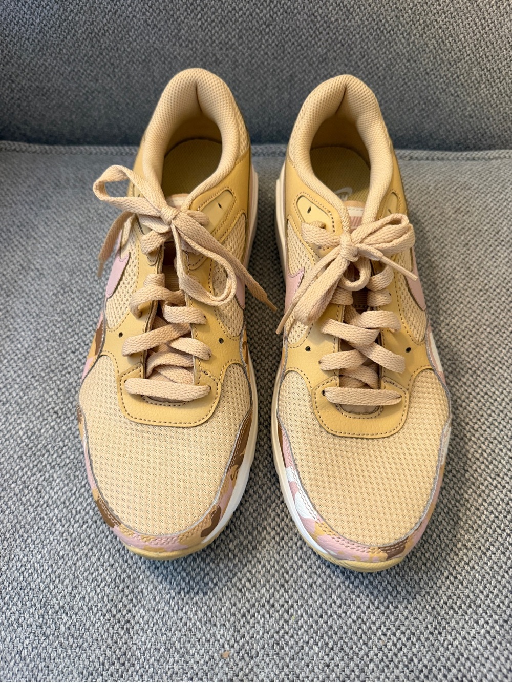 women's Nike Air Max SC sneakers feature a distinct 'Sesame Pink Camo' sz 10